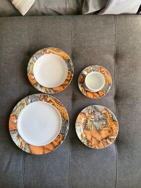 Like New Sakura Ultra Porcelain La Menagerie Multiple Setting Dinnerware Set